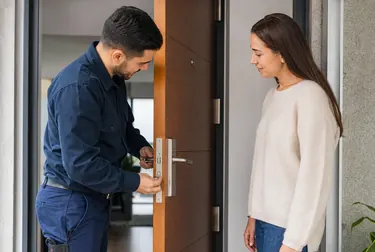 Chaveiro abrindo uma porta com ferramentas específicas em Apucarana.